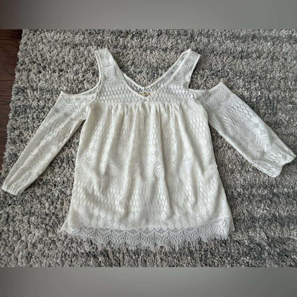 Lily White Brand Boho style cream cut out off the shoulder Lace blouse Sz Small